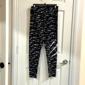 Black and white yoga pants